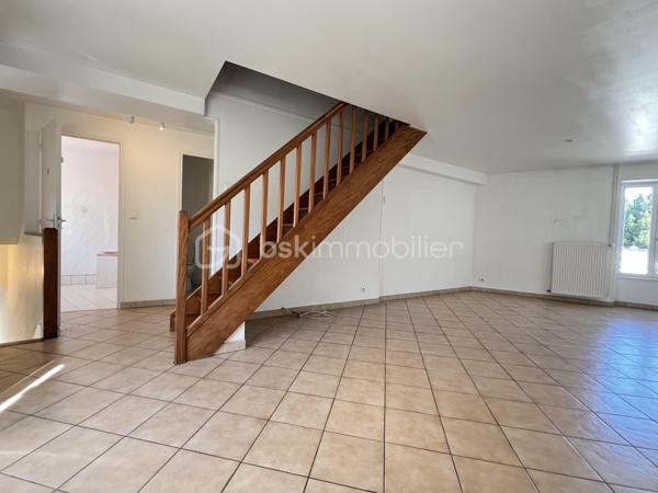 CE BEL APPARTEMENT F3 DE 75M2 AVEC PLACE DE PARKING, GRENIER ET CAVE COMPRENANT : une entrée indépendante ( idéal pour projet Airbnb) au premier étage vous retrouverez une spacieuse pièce de vie, une cuisine pouvant être ouverte sur le salon pour une superficie totale de 40m2, un couloir dessert 2 belles chambres, salle de bains, wc séparé. Pour finir un grand grenier permettant du stockage […]  chauffage gaz de ville.  Charge de copropriété d’environ 500€/an ( copropriété bénévole ). 

Les + de ce bien : double vitrage en totalité, place de parking, faibles charges de copropriété. 

À très vite pour une visite !