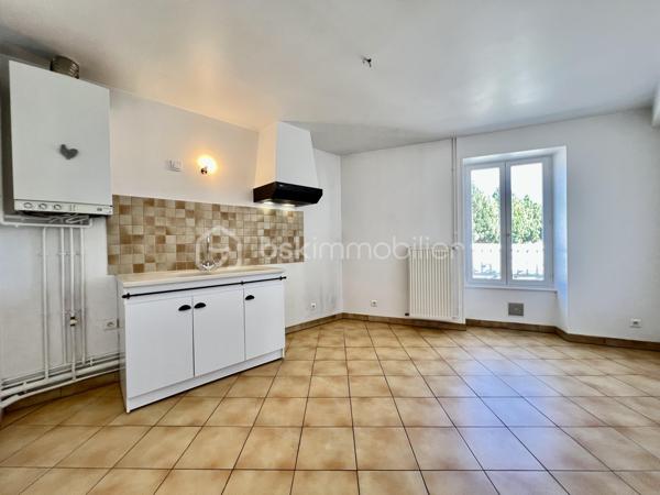 CE BEL APPARTEMENT F3 DE 75M2 AVEC PLACE DE PARKING, GRENIER ET CAVE COMPRENANT : une entrée indépendante ( idéal pour projet Airbnb) au premier étage vous retrouverez une spacieuse pièce de vie, une cuisine pouvant être ouverte sur le salon pour une superficie totale de 40m2, un couloir dessert 2 belles chambres, salle de bains, wc séparé. Pour finir un grand grenier permettant du stockage […]  chauffage gaz de ville.  Charge de copropriété d’environ 500€/an ( copropriété bénévole ). 

Les + de ce bien : double vitrage en totalité, place de parking, faibles charges de copropriété. 

À très vite pour une visite !