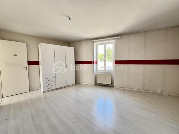 CE BEL APPARTEMENT F3 DE 75M2 AVEC PLACE DE PARKING, GRENIER ET CAVE COMPRENANT : une entrée indépendante ( idéal pour projet Airbnb) au premier étage vous retrouverez une spacieuse pièce de vie, une cuisine pouvant être ouverte sur le salon pour une superficie totale de 40m2, un couloir dessert 2 belles chambres, salle de bains, wc séparé. Pour finir un grand grenier permettant du stockage […]  chauffage gaz de ville.  Charge de copropriété d’environ 500€/an ( copropriété bénévole ). 

Les + de ce bien : double vitrage en totalité, place de parking, faibles charges de copropriété. 

À très vite pour une visite !