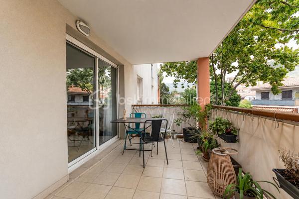 *** SOUS OFFRE *** EN EXCLUSIVITÉ *** GRAND T2 AVEC TERRASSE ET CAVE *** RÉSIDENCE DE 2006 ***

Situé au calme, proche des commodités et à quelques minutes de l'arsenal de Toulon, ce joli T2 en parfait état se loge au 2ème étage avec ascenseur d'une petite copropriété sécurisée et très bien entretenue de 2006.
La grande pièce de vie, climatisée et de près de 28m2, propose une belle cuisine aménagée et équipée, et profite d'une terrasse exposée Est de plus de 12m2.
La chambre d'environ 14m2 est pourvue d'un grand placard et la salle d'eau a été pensée pour pouvoir accueillir un coin buanderie (machine à laver et sèche linge).
Au sein de la résidence, vous pourrez profiter d'un grand jardin collectif aménagé (avec aire de jeux pour enfants, tables de pique-nique...).
Aucun travaux à prévoir pour ce bien dans lequel vous n'aurez plus qu'à poser vos valises !
Et pour l'aspect pratique au quotidien, vous bénéficierez d'un garage en sous-sol.
Eau froide incluse dans les charges.

Contactez-moi rapidement pour une visite !