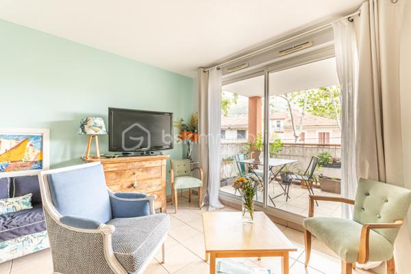 *** SOUS OFFRE *** EN EXCLUSIVITÉ *** GRAND T2 AVEC TERRASSE ET CAVE *** RÉSIDENCE DE 2006 ***

Situé au calme, proche des commodités et à quelques minutes de l'arsenal de Toulon, ce joli T2 en parfait état se loge au 2ème étage avec ascenseur d'une petite copropriété sécurisée et très bien entretenue de 2006.
La grande pièce de vie, climatisée et de près de 28m2, propose une belle cuisine aménagée et équipée, et profite d'une terrasse exposée Est de plus de 12m2.
La chambre d'environ 14m2 est pourvue d'un grand placard et la salle d'eau a été pensée pour pouvoir accueillir un coin buanderie (machine à laver et sèche linge).
Au sein de la résidence, vous pourrez profiter d'un grand jardin collectif aménagé (avec aire de jeux pour enfants, tables de pique-nique...).
Aucun travaux à prévoir pour ce bien dans lequel vous n'aurez plus qu'à poser vos valises !
Et pour l'aspect pratique au quotidien, vous bénéficierez d'un garage en sous-sol.
Eau froide incluse dans les charges.

Contactez-moi rapidement pour une visite !