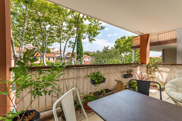 *** SOUS OFFRE *** EN EXCLUSIVITÉ *** GRAND T2 AVEC TERRASSE ET CAVE *** RÉSIDENCE DE 2006 ***

Situé au calme, proche des commodités et à quelques minutes de l'arsenal de Toulon, ce joli T2 en parfait état se loge au 2ème étage avec ascenseur d'une petite copropriété sécurisée et très bien entretenue de 2006.
La grande pièce de vie, climatisée et de près de 28m2, propose une belle cuisine aménagée et équipée, et profite d'une terrasse exposée Est de plus de 12m2.
La chambre d'environ 14m2 est pourvue d'un grand placard et la salle d'eau a été pensée pour pouvoir accueillir un coin buanderie (machine à laver et sèche linge).
Au sein de la résidence, vous pourrez profiter d'un grand jardin collectif aménagé (avec aire de jeux pour enfants, tables de pique-nique...).
Aucun travaux à prévoir pour ce bien dans lequel vous n'aurez plus qu'à poser vos valises !
Et pour l'aspect pratique au quotidien, vous bénéficierez d'un garage en sous-sol.
Eau froide incluse dans les charges.

Contactez-moi rapidement pour une visite !