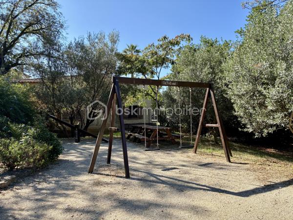*** SOUS OFFRE *** EN EXCLUSIVITÉ *** GRAND T2 AVEC TERRASSE ET CAVE *** RÉSIDENCE DE 2006 ***

Situé au calme, proche des commodités et à quelques minutes de l'arsenal de Toulon, ce joli T2 en parfait état se loge au 2ème étage avec ascenseur d'une petite copropriété sécurisée et très bien entretenue de 2006.
La grande pièce de vie, climatisée et de près de 28m2, propose une belle cuisine aménagée et équipée, et profite d'une terrasse exposée Est de plus de 12m2.
La chambre d'environ 14m2 est pourvue d'un grand placard et la salle d'eau a été pensée pour pouvoir accueillir un coin buanderie (machine à laver et sèche linge).
Au sein de la résidence, vous pourrez profiter d'un grand jardin collectif aménagé (avec aire de jeux pour enfants, tables de pique-nique...).
Aucun travaux à prévoir pour ce bien dans lequel vous n'aurez plus qu'à poser vos valises !
Et pour l'aspect pratique au quotidien, vous bénéficierez d'un garage en sous-sol.
Eau froide incluse dans les charges.

Contactez-moi rapidement pour une visite !