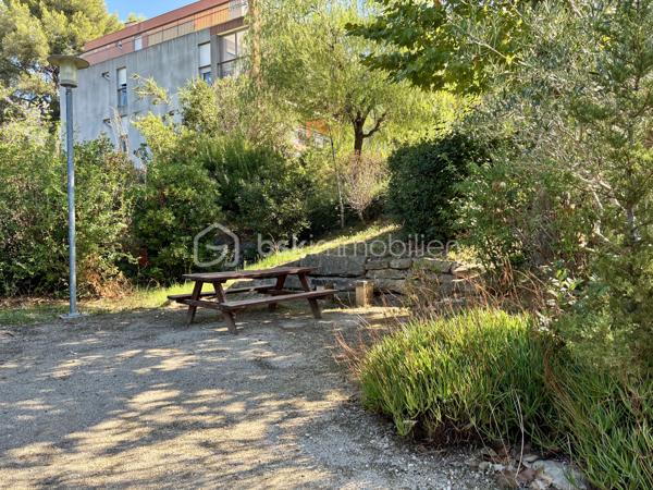 *** SOUS OFFRE *** EN EXCLUSIVITÉ *** GRAND T2 AVEC TERRASSE ET CAVE *** RÉSIDENCE DE 2006 ***

Situé au calme, proche des commodités et à quelques minutes de l'arsenal de Toulon, ce joli T2 en parfait état se loge au 2ème étage avec ascenseur d'une petite copropriété sécurisée et très bien entretenue de 2006.
La grande pièce de vie, climatisée et de près de 28m2, propose une belle cuisine aménagée et équipée, et profite d'une terrasse exposée Est de plus de 12m2.
La chambre d'environ 14m2 est pourvue d'un grand placard et la salle d'eau a été pensée pour pouvoir accueillir un coin buanderie (machine à laver et sèche linge).
Au sein de la résidence, vous pourrez profiter d'un grand jardin collectif aménagé (avec aire de jeux pour enfants, tables de pique-nique...).
Aucun travaux à prévoir pour ce bien dans lequel vous n'aurez plus qu'à poser vos valises !
Et pour l'aspect pratique au quotidien, vous bénéficierez d'un garage en sous-sol.
Eau froide incluse dans les charges.

Contactez-moi rapidement pour une visite !