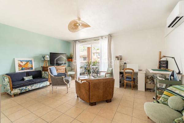*** SOUS OFFRE *** EN EXCLUSIVITÉ *** GRAND T2 AVEC TERRASSE ET CAVE *** RÉSIDENCE DE 2006 ***

Situé au calme, proche des commodités et à quelques minutes de l'arsenal de Toulon, ce joli T2 en parfait état se loge au 2ème étage avec ascenseur d'une petite copropriété sécurisée et très bien entretenue de 2006.
La grande pièce de vie, climatisée et de près de 28m2, propose une belle cuisine aménagée et équipée, et profite d'une terrasse exposée Est de plus de 12m2.
La chambre d'environ 14m2 est pourvue d'un grand placard et la salle d'eau a été pensée pour pouvoir accueillir un coin buanderie (machine à laver et sèche linge).
Au sein de la résidence, vous pourrez profiter d'un grand jardin collectif aménagé (avec aire de jeux pour enfants, tables de pique-nique...).
Aucun travaux à prévoir pour ce bien dans lequel vous n'aurez plus qu'à poser vos valises !
Et pour l'aspect pratique au quotidien, vous bénéficierez d'un garage en sous-sol.
Eau froide incluse dans les charges.

Contactez-moi rapidement pour une visite !