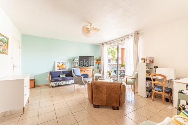 *** SOUS OFFRE *** EN EXCLUSIVITÉ *** GRAND T2 AVEC TERRASSE ET CAVE *** RÉSIDENCE DE 2006 ***

Situé au calme, proche des commodités et à quelques minutes de l'arsenal de Toulon, ce joli T2 en parfait état se loge au 2ème étage avec ascenseur d'une petite copropriété sécurisée et très bien entretenue de 2006.
La grande pièce de vie, climatisée et de près de 28m2, propose une belle cuisine aménagée et équipée, et profite d'une terrasse exposée Est de plus de 12m2.
La chambre d'environ 14m2 est pourvue d'un grand placard et la salle d'eau a été pensée pour pouvoir accueillir un coin buanderie (machine à laver et sèche linge).
Au sein de la résidence, vous pourrez profiter d'un grand jardin collectif aménagé (avec aire de jeux pour enfants, tables de pique-nique...).
Aucun travaux à prévoir pour ce bien dans lequel vous n'aurez plus qu'à poser vos valises !
Et pour l'aspect pratique au quotidien, vous bénéficierez d'un garage en sous-sol.
Eau froide incluse dans les charges.

Contactez-moi rapidement pour une visite !