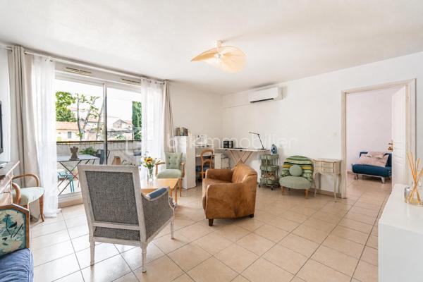 *** SOUS OFFRE *** EN EXCLUSIVITÉ *** GRAND T2 AVEC TERRASSE ET CAVE *** RÉSIDENCE DE 2006 ***

Situé au calme, proche des commodités et à quelques minutes de l'arsenal de Toulon, ce joli T2 en parfait état se loge au 2ème étage avec ascenseur d'une petite copropriété sécurisée et très bien entretenue de 2006.
La grande pièce de vie, climatisée et de près de 28m2, propose une belle cuisine aménagée et équipée, et profite d'une terrasse exposée Est de plus de 12m2.
La chambre d'environ 14m2 est pourvue d'un grand placard et la salle d'eau a été pensée pour pouvoir accueillir un coin buanderie (machine à laver et sèche linge).
Au sein de la résidence, vous pourrez profiter d'un grand jardin collectif aménagé (avec aire de jeux pour enfants, tables de pique-nique...).
Aucun travaux à prévoir pour ce bien dans lequel vous n'aurez plus qu'à poser vos valises !
Et pour l'aspect pratique au quotidien, vous bénéficierez d'un garage en sous-sol.
Eau froide incluse dans les charges.

Contactez-moi rapidement pour une visite !