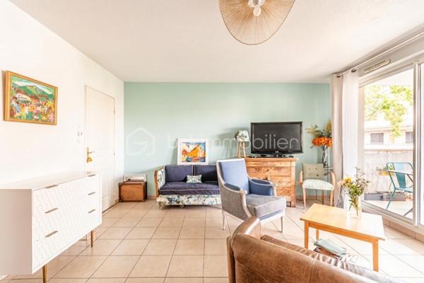 *** SOUS OFFRE *** EN EXCLUSIVITÉ *** GRAND T2 AVEC TERRASSE ET CAVE *** RÉSIDENCE DE 2006 ***

Situé au calme, proche des commodités et à quelques minutes de l'arsenal de Toulon, ce joli T2 en parfait état se loge au 2ème étage avec ascenseur d'une petite copropriété sécurisée et très bien entretenue de 2006.
La grande pièce de vie, climatisée et de près de 28m2, propose une belle cuisine aménagée et équipée, et profite d'une terrasse exposée Est de plus de 12m2.
La chambre d'environ 14m2 est pourvue d'un grand placard et la salle d'eau a été pensée pour pouvoir accueillir un coin buanderie (machine à laver et sèche linge).
Au sein de la résidence, vous pourrez profiter d'un grand jardin collectif aménagé (avec aire de jeux pour enfants, tables de pique-nique...).
Aucun travaux à prévoir pour ce bien dans lequel vous n'aurez plus qu'à poser vos valises !
Et pour l'aspect pratique au quotidien, vous bénéficierez d'un garage en sous-sol.
Eau froide incluse dans les charges.

Contactez-moi rapidement pour une visite !