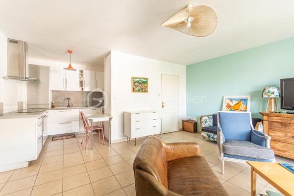 *** SOUS OFFRE *** EN EXCLUSIVITÉ *** GRAND T2 AVEC TERRASSE ET CAVE *** RÉSIDENCE DE 2006 ***

Situé au calme, proche des commodités et à quelques minutes de l'arsenal de Toulon, ce joli T2 en parfait état se loge au 2ème étage avec ascenseur d'une petite copropriété sécurisée et très bien entretenue de 2006.
La grande pièce de vie, climatisée et de près de 28m2, propose une belle cuisine aménagée et équipée, et profite d'une terrasse exposée Est de plus de 12m2.
La chambre d'environ 14m2 est pourvue d'un grand placard et la salle d'eau a été pensée pour pouvoir accueillir un coin buanderie (machine à laver et sèche linge).
Au sein de la résidence, vous pourrez profiter d'un grand jardin collectif aménagé (avec aire de jeux pour enfants, tables de pique-nique...).
Aucun travaux à prévoir pour ce bien dans lequel vous n'aurez plus qu'à poser vos valises !
Et pour l'aspect pratique au quotidien, vous bénéficierez d'un garage en sous-sol.
Eau froide incluse dans les charges.

Contactez-moi rapidement pour une visite !