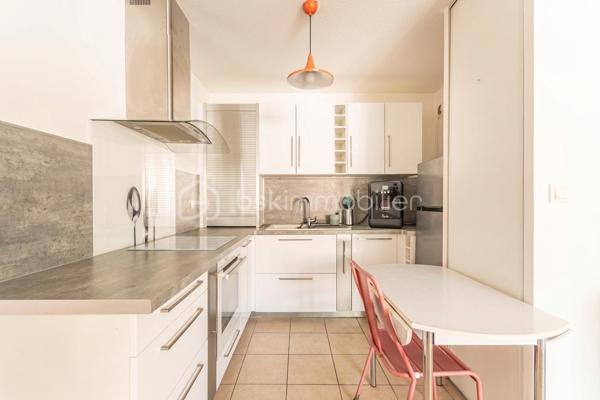 *** SOUS OFFRE *** EN EXCLUSIVITÉ *** GRAND T2 AVEC TERRASSE ET CAVE *** RÉSIDENCE DE 2006 ***

Situé au calme, proche des commodités et à quelques minutes de l'arsenal de Toulon, ce joli T2 en parfait état se loge au 2ème étage avec ascenseur d'une petite copropriété sécurisée et très bien entretenue de 2006.
La grande pièce de vie, climatisée et de près de 28m2, propose une belle cuisine aménagée et équipée, et profite d'une terrasse exposée Est de plus de 12m2.
La chambre d'environ 14m2 est pourvue d'un grand placard et la salle d'eau a été pensée pour pouvoir accueillir un coin buanderie (machine à laver et sèche linge).
Au sein de la résidence, vous pourrez profiter d'un grand jardin collectif aménagé (avec aire de jeux pour enfants, tables de pique-nique...).
Aucun travaux à prévoir pour ce bien dans lequel vous n'aurez plus qu'à poser vos valises !
Et pour l'aspect pratique au quotidien, vous bénéficierez d'un garage en sous-sol.
Eau froide incluse dans les charges.

Contactez-moi rapidement pour une visite !