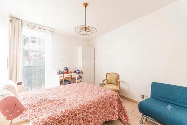 *** SOUS OFFRE *** EN EXCLUSIVITÉ *** GRAND T2 AVEC TERRASSE ET CAVE *** RÉSIDENCE DE 2006 ***

Situé au calme, proche des commodités et à quelques minutes de l'arsenal de Toulon, ce joli T2 en parfait état se loge au 2ème étage avec ascenseur d'une petite copropriété sécurisée et très bien entretenue de 2006.
La grande pièce de vie, climatisée et de près de 28m2, propose une belle cuisine aménagée et équipée, et profite d'une terrasse exposée Est de plus de 12m2.
La chambre d'environ 14m2 est pourvue d'un grand placard et la salle d'eau a été pensée pour pouvoir accueillir un coin buanderie (machine à laver et sèche linge).
Au sein de la résidence, vous pourrez profiter d'un grand jardin collectif aménagé (avec aire de jeux pour enfants, tables de pique-nique...).
Aucun travaux à prévoir pour ce bien dans lequel vous n'aurez plus qu'à poser vos valises !
Et pour l'aspect pratique au quotidien, vous bénéficierez d'un garage en sous-sol.
Eau froide incluse dans les charges.

Contactez-moi rapidement pour une visite !