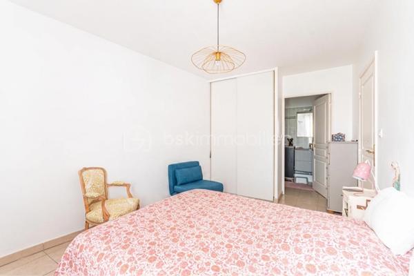 *** SOUS OFFRE *** EN EXCLUSIVITÉ *** GRAND T2 AVEC TERRASSE ET CAVE *** RÉSIDENCE DE 2006 ***

Situé au calme, proche des commodités et à quelques minutes de l'arsenal de Toulon, ce joli T2 en parfait état se loge au 2ème étage avec ascenseur d'une petite copropriété sécurisée et très bien entretenue de 2006.
La grande pièce de vie, climatisée et de près de 28m2, propose une belle cuisine aménagée et équipée, et profite d'une terrasse exposée Est de plus de 12m2.
La chambre d'environ 14m2 est pourvue d'un grand placard et la salle d'eau a été pensée pour pouvoir accueillir un coin buanderie (machine à laver et sèche linge).
Au sein de la résidence, vous pourrez profiter d'un grand jardin collectif aménagé (avec aire de jeux pour enfants, tables de pique-nique...).
Aucun travaux à prévoir pour ce bien dans lequel vous n'aurez plus qu'à poser vos valises !
Et pour l'aspect pratique au quotidien, vous bénéficierez d'un garage en sous-sol.
Eau froide incluse dans les charges.

Contactez-moi rapidement pour une visite !