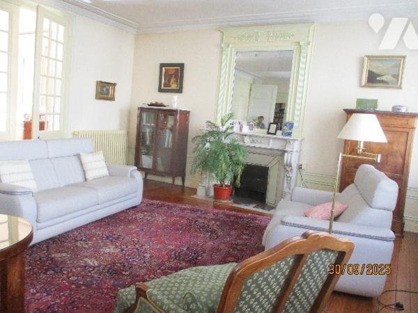 BEL IMMEUBLE BOULOGNE SUR MER 10 CHAMBRES GARAGE COUR