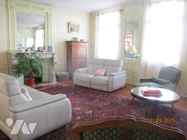 BEL IMMEUBLE BOULOGNE SUR MER 10 CHAMBRES GARAGE COUR