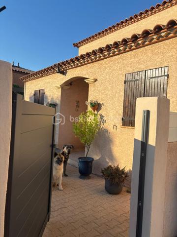 Maison familiale - 115 m² –6 pièces 

Maison familiale de 115 m², idéalement située à la sortie de Frontignan en direction de Montpellier.
Commerces à 300 m, pharmacie/médecin et école à 4 mn, collège et centre ville à 6mn, plages et port à 8 mn.
Dans la maison vous trouverez 1 chambre indépendante avec sa salle de bain, un bureau idéal pour le télétravail, un grand salon/salle à manger et sa cuisine fermée.
Vous aurez directement accès à un grand garage avec tristet offrant un grand rangement ainsi qu'à la buanderie.
A l'étage, 3 chambres et une grande salle de bain.
Le tout sur un terrain de 428 M2 qui permettra aux enfants d'y jouer et s'y baigner, 
aux parents d'en profiter autour de la cuisine d'été, de la terrasse et salon de jardin avec la famille et les amis.

Economique au quotidien grâce à son installation photovoltaïque (revenus 2025/26 1800 €) et son forage avec arrosage automatique.
Chauffage central au gaz ou avec la climatisation réversible.
Une maison chaleureuse où il fait bon vivre, idéale pour accueillir une famille maison, pensée pour la vie de famille.

* 115 m² habitables
* Terrain de 428 m²
* 4 chambres
* 1 bureau pouvant également devenir une 5ᵉ chambre
* Une chambre avec salle d’eau au rez-de-chaussée, idéale pour recevoir ou pour une vie de plain-pied
* Cuisine équipée donnant sur un bel espace de vie lumineux
* Salon / salle à manger convivial
* 2 salles de bains
* 2 WC
* Grande buanderie
* Grand garage
* tristet

Montant dépenses énergie sur l'année 2024/2025 : électricité + gaz 2385.79 € - revenus Panneaux solaires 1704.57 = 681.22 € pour l'année.