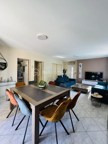 Maison familiale - 115 m² –6 pièces 

Maison familiale de 115 m², idéalement située à la sortie de Frontignan en direction de Montpellier.
Commerces à 300 m, pharmacie/médecin et école à 4 mn, collège et centre ville à 6mn, plages et port à 8 mn.
Dans la maison vous trouverez 1 chambre indépendante avec sa salle de bain, un bureau idéal pour le télétravail, un grand salon/salle à manger et sa cuisine fermée.
Vous aurez directement accès à un grand garage avec tristet offrant un grand rangement ainsi qu'à la buanderie.
A l'étage, 3 chambres et une grande salle de bain.
Le tout sur un terrain de 428 M2 qui permettra aux enfants d'y jouer et s'y baigner, 
aux parents d'en profiter autour de la cuisine d'été, de la terrasse et salon de jardin avec la famille et les amis.

Economique au quotidien grâce à son installation photovoltaïque (revenus 2025/26 1800 €) et son forage avec arrosage automatique.
Chauffage central au gaz ou avec la climatisation réversible.
Une maison chaleureuse où il fait bon vivre, idéale pour accueillir une famille maison, pensée pour la vie de famille.

* 115 m² habitables
* Terrain de 428 m²
* 4 chambres
* 1 bureau pouvant également devenir une 5ᵉ chambre
* Une chambre avec salle d’eau au rez-de-chaussée, idéale pour recevoir ou pour une vie de plain-pied
* Cuisine équipée donnant sur un bel espace de vie lumineux
* Salon / salle à manger convivial
* 2 salles de bains
* 2 WC
* Grande buanderie
* Grand garage
* tristet

Montant dépenses énergie sur l'année 2024/2025 : électricité + gaz 2385.79 € - revenus Panneaux solaires 1704.57 = 681.22 € pour l'année.