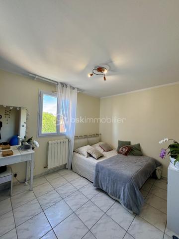 Maison familiale - 115 m² –6 pièces 

Maison familiale de 115 m², idéalement située à la sortie de Frontignan en direction de Montpellier.
Commerces à 300 m, pharmacie/médecin et école à 4 mn, collège et centre ville à 6mn, plages et port à 8 mn.
Dans la maison vous trouverez 1 chambre indépendante avec sa salle de bain, un bureau idéal pour le télétravail, un grand salon/salle à manger et sa cuisine fermée.
Vous aurez directement accès à un grand garage avec tristet offrant un grand rangement ainsi qu'à la buanderie.
A l'étage, 3 chambres et une grande salle de bain.
Le tout sur un terrain de 428 M2 qui permettra aux enfants d'y jouer et s'y baigner, 
aux parents d'en profiter autour de la cuisine d'été, de la terrasse et salon de jardin avec la famille et les amis.

Economique au quotidien grâce à son installation photovoltaïque (revenus 2025/26 1800 €) et son forage avec arrosage automatique.
Chauffage central au gaz ou avec la climatisation réversible.
Une maison chaleureuse où il fait bon vivre, idéale pour accueillir une famille maison, pensée pour la vie de famille.

* 115 m² habitables
* Terrain de 428 m²
* 4 chambres
* 1 bureau pouvant également devenir une 5ᵉ chambre
* Une chambre avec salle d’eau au rez-de-chaussée, idéale pour recevoir ou pour une vie de plain-pied
* Cuisine équipée donnant sur un bel espace de vie lumineux
* Salon / salle à manger convivial
* 2 salles de bains
* 2 WC
* Grande buanderie
* Grand garage
* tristet

Montant dépenses énergie sur l'année 2024/2025 : électricité + gaz 2385.79 € - revenus Panneaux solaires 1704.57 = 681.22 € pour l'année.