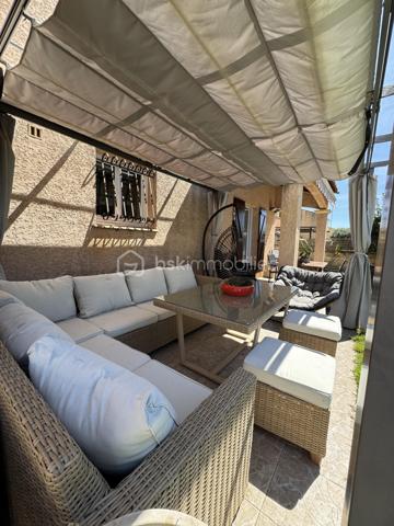 Maison familiale - 115 m² –6 pièces 

Maison familiale de 115 m², idéalement située à la sortie de Frontignan en direction de Montpellier.
Commerces à 300 m, pharmacie/médecin et école à 4 mn, collège et centre ville à 6mn, plages et port à 8 mn.
Dans la maison vous trouverez 1 chambre indépendante avec sa salle de bain, un bureau idéal pour le télétravail, un grand salon/salle à manger et sa cuisine fermée.
Vous aurez directement accès à un grand garage avec tristet offrant un grand rangement ainsi qu'à la buanderie.
A l'étage, 3 chambres et une grande salle de bain.
Le tout sur un terrain de 428 M2 qui permettra aux enfants d'y jouer et s'y baigner, 
aux parents d'en profiter autour de la cuisine d'été, de la terrasse et salon de jardin avec la famille et les amis.

Economique au quotidien grâce à son installation photovoltaïque (revenus 2025/26 1800 €) et son forage avec arrosage automatique.
Chauffage central au gaz ou avec la climatisation réversible.
Une maison chaleureuse où il fait bon vivre, idéale pour accueillir une famille maison, pensée pour la vie de famille.

* 115 m² habitables
* Terrain de 428 m²
* 4 chambres
* 1 bureau pouvant également devenir une 5ᵉ chambre
* Une chambre avec salle d’eau au rez-de-chaussée, idéale pour recevoir ou pour une vie de plain-pied
* Cuisine équipée donnant sur un bel espace de vie lumineux
* Salon / salle à manger convivial
* 2 salles de bains
* 2 WC
* Grande buanderie
* Grand garage
* tristet

Montant dépenses énergie sur l'année 2024/2025 : électricité + gaz 2385.79 € - revenus Panneaux solaires 1704.57 = 681.22 € pour l'année.