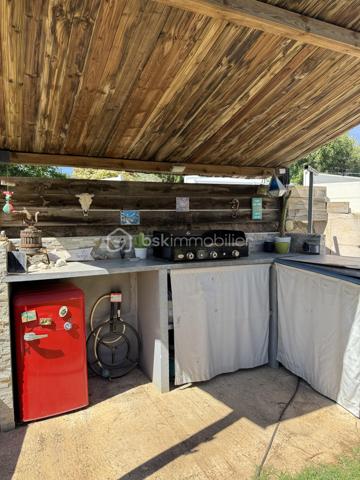 Maison familiale - 115 m² –6 pièces 

Maison familiale de 115 m², idéalement située à la sortie de Frontignan en direction de Montpellier.
Commerces à 300 m, pharmacie/médecin et école à 4 mn, collège et centre ville à 6mn, plages et port à 8 mn.
Dans la maison vous trouverez 1 chambre indépendante avec sa salle de bain, un bureau idéal pour le télétravail, un grand salon/salle à manger et sa cuisine fermée.
Vous aurez directement accès à un grand garage avec tristet offrant un grand rangement ainsi qu'à la buanderie.
A l'étage, 3 chambres et une grande salle de bain.
Le tout sur un terrain de 428 M2 qui permettra aux enfants d'y jouer et s'y baigner, 
aux parents d'en profiter autour de la cuisine d'été, de la terrasse et salon de jardin avec la famille et les amis.

Economique au quotidien grâce à son installation photovoltaïque (revenus 2025/26 1800 €) et son forage avec arrosage automatique.
Chauffage central au gaz ou avec la climatisation réversible.
Une maison chaleureuse où il fait bon vivre, idéale pour accueillir une famille maison, pensée pour la vie de famille.

* 115 m² habitables
* Terrain de 428 m²
* 4 chambres
* 1 bureau pouvant également devenir une 5ᵉ chambre
* Une chambre avec salle d’eau au rez-de-chaussée, idéale pour recevoir ou pour une vie de plain-pied
* Cuisine équipée donnant sur un bel espace de vie lumineux
* Salon / salle à manger convivial
* 2 salles de bains
* 2 WC
* Grande buanderie
* Grand garage
* tristet

Montant dépenses énergie sur l'année 2024/2025 : électricité + gaz 2385.79 € - revenus Panneaux solaires 1704.57 = 681.22 € pour l'année.