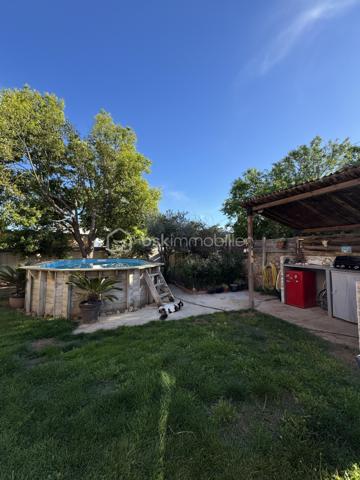 Maison familiale - 115 m² –6 pièces 

Maison familiale de 115 m², idéalement située à la sortie de Frontignan en direction de Montpellier.
Commerces à 300 m, pharmacie/médecin et école à 4 mn, collège et centre ville à 6mn, plages et port à 8 mn.
Dans la maison vous trouverez 1 chambre indépendante avec sa salle de bain, un bureau idéal pour le télétravail, un grand salon/salle à manger et sa cuisine fermée.
Vous aurez directement accès à un grand garage avec tristet offrant un grand rangement ainsi qu'à la buanderie.
A l'étage, 3 chambres et une grande salle de bain.
Le tout sur un terrain de 428 M2 qui permettra aux enfants d'y jouer et s'y baigner, 
aux parents d'en profiter autour de la cuisine d'été, de la terrasse et salon de jardin avec la famille et les amis.

Economique au quotidien grâce à son installation photovoltaïque (revenus 2025/26 1800 €) et son forage avec arrosage automatique.
Chauffage central au gaz ou avec la climatisation réversible.
Une maison chaleureuse où il fait bon vivre, idéale pour accueillir une famille maison, pensée pour la vie de famille.

* 115 m² habitables
* Terrain de 428 m²
* 4 chambres
* 1 bureau pouvant également devenir une 5ᵉ chambre
* Une chambre avec salle d’eau au rez-de-chaussée, idéale pour recevoir ou pour une vie de plain-pied
* Cuisine équipée donnant sur un bel espace de vie lumineux
* Salon / salle à manger convivial
* 2 salles de bains
* 2 WC
* Grande buanderie
* Grand garage
* tristet

Montant dépenses énergie sur l'année 2024/2025 : électricité + gaz 2385.79 € - revenus Panneaux solaires 1704.57 = 681.22 € pour l'année.