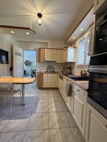 Maison familiale - 115 m² –6 pièces 

Maison familiale de 115 m², idéalement située à la sortie de Frontignan en direction de Montpellier.
Commerces à 300 m, pharmacie/médecin et école à 4 mn, collège et centre ville à 6mn, plages et port à 8 mn.
Dans la maison vous trouverez 1 chambre indépendante avec sa salle de bain, un bureau idéal pour le télétravail, un grand salon/salle à manger et sa cuisine fermée.
Vous aurez directement accès à un grand garage avec tristet offrant un grand rangement ainsi qu'à la buanderie.
A l'étage, 3 chambres et une grande salle de bain.
Le tout sur un terrain de 428 M2 qui permettra aux enfants d'y jouer et s'y baigner, 
aux parents d'en profiter autour de la cuisine d'été, de la terrasse et salon de jardin avec la famille et les amis.

Economique au quotidien grâce à son installation photovoltaïque (revenus 2025/26 1800 €) et son forage avec arrosage automatique.
Chauffage central au gaz ou avec la climatisation réversible.
Une maison chaleureuse où il fait bon vivre, idéale pour accueillir une famille maison, pensée pour la vie de famille.

* 115 m² habitables
* Terrain de 428 m²
* 4 chambres
* 1 bureau pouvant également devenir une 5ᵉ chambre
* Une chambre avec salle d’eau au rez-de-chaussée, idéale pour recevoir ou pour une vie de plain-pied
* Cuisine équipée donnant sur un bel espace de vie lumineux
* Salon / salle à manger convivial
* 2 salles de bains
* 2 WC
* Grande buanderie
* Grand garage
* tristet

Montant dépenses énergie sur l'année 2024/2025 : électricité + gaz 2385.79 € - revenus Panneaux solaires 1704.57 = 681.22 € pour l'année.