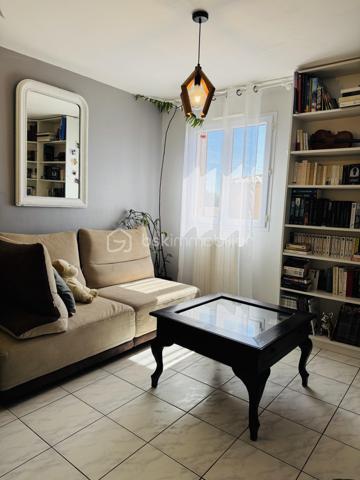 Maison familiale - 115 m² –6 pièces 

Maison familiale de 115 m², idéalement située à la sortie de Frontignan en direction de Montpellier.
Commerces à 300 m, pharmacie/médecin et école à 4 mn, collège et centre ville à 6mn, plages et port à 8 mn.
Dans la maison vous trouverez 1 chambre indépendante avec sa salle de bain, un bureau idéal pour le télétravail, un grand salon/salle à manger et sa cuisine fermée.
Vous aurez directement accès à un grand garage avec tristet offrant un grand rangement ainsi qu'à la buanderie.
A l'étage, 3 chambres et une grande salle de bain.
Le tout sur un terrain de 428 M2 qui permettra aux enfants d'y jouer et s'y baigner, 
aux parents d'en profiter autour de la cuisine d'été, de la terrasse et salon de jardin avec la famille et les amis.

Economique au quotidien grâce à son installation photovoltaïque (revenus 2025/26 1800 €) et son forage avec arrosage automatique.
Chauffage central au gaz ou avec la climatisation réversible.
Une maison chaleureuse où il fait bon vivre, idéale pour accueillir une famille maison, pensée pour la vie de famille.

* 115 m² habitables
* Terrain de 428 m²
* 4 chambres
* 1 bureau pouvant également devenir une 5ᵉ chambre
* Une chambre avec salle d’eau au rez-de-chaussée, idéale pour recevoir ou pour une vie de plain-pied
* Cuisine équipée donnant sur un bel espace de vie lumineux
* Salon / salle à manger convivial
* 2 salles de bains
* 2 WC
* Grande buanderie
* Grand garage
* tristet

Montant dépenses énergie sur l'année 2024/2025 : électricité + gaz 2385.79 € - revenus Panneaux solaires 1704.57 = 681.22 € pour l'année.