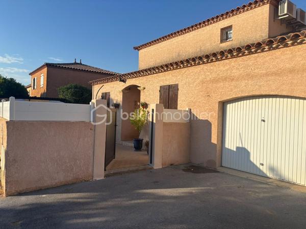 Maison familiale - 115 m² –6 pièces 

Maison familiale de 115 m², idéalement située à la sortie de Frontignan en direction de Montpellier.
Commerces à 300 m, pharmacie/médecin et école à 4 mn, collège et centre ville à 6mn, plages et port à 8 mn.
Dans la maison vous trouverez 1 chambre indépendante avec sa salle de bain, un bureau idéal pour le télétravail, un grand salon/salle à manger et sa cuisine fermée.
Vous aurez directement accès à un grand garage avec tristet offrant un grand rangement ainsi qu'à la buanderie.
A l'étage, 3 chambres et une grande salle de bain.
Le tout sur un terrain de 428 M2 qui permettra aux enfants d'y jouer et s'y baigner, 
aux parents d'en profiter autour de la cuisine d'été, de la terrasse et salon de jardin avec la famille et les amis.

Economique au quotidien grâce à son installation photovoltaïque (revenus 2025/26 1800 €) et son forage avec arrosage automatique.
Chauffage central au gaz ou avec la climatisation réversible.
Une maison chaleureuse où il fait bon vivre, idéale pour accueillir une famille maison, pensée pour la vie de famille.

* 115 m² habitables
* Terrain de 428 m²
* 4 chambres
* 1 bureau pouvant également devenir une 5ᵉ chambre
* Une chambre avec salle d’eau au rez-de-chaussée, idéale pour recevoir ou pour une vie de plain-pied
* Cuisine équipée donnant sur un bel espace de vie lumineux
* Salon / salle à manger convivial
* 2 salles de bains
* 2 WC
* Grande buanderie
* Grand garage
* tristet

Montant dépenses énergie sur l'année 2024/2025 : électricité + gaz 2385.79 € - revenus Panneaux solaires 1704.57 = 681.22 € pour l'année.
