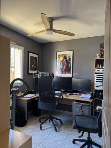 Maison familiale - 115 m² –6 pièces 

Maison familiale de 115 m², idéalement située à la sortie de Frontignan en direction de Montpellier.
Commerces à 300 m, pharmacie/médecin et école à 4 mn, collège et centre ville à 6mn, plages et port à 8 mn.
Dans la maison vous trouverez 1 chambre indépendante avec sa salle de bain, un bureau idéal pour le télétravail, un grand salon/salle à manger et sa cuisine fermée.
Vous aurez directement accès à un grand garage avec tristet offrant un grand rangement ainsi qu'à la buanderie.
A l'étage, 3 chambres et une grande salle de bain.
Le tout sur un terrain de 428 M2 qui permettra aux enfants d'y jouer et s'y baigner, 
aux parents d'en profiter autour de la cuisine d'été, de la terrasse et salon de jardin avec la famille et les amis.

Economique au quotidien grâce à son installation photovoltaïque (revenus 2025/26 1800 €) et son forage avec arrosage automatique.
Chauffage central au gaz ou avec la climatisation réversible.
Une maison chaleureuse où il fait bon vivre, idéale pour accueillir une famille maison, pensée pour la vie de famille.

* 115 m² habitables
* Terrain de 428 m²
* 4 chambres
* 1 bureau pouvant également devenir une 5ᵉ chambre
* Une chambre avec salle d’eau au rez-de-chaussée, idéale pour recevoir ou pour une vie de plain-pied
* Cuisine équipée donnant sur un bel espace de vie lumineux
* Salon / salle à manger convivial
* 2 salles de bains
* 2 WC
* Grande buanderie
* Grand garage
* tristet

Montant dépenses énergie sur l'année 2024/2025 : électricité + gaz 2385.79 € - revenus Panneaux solaires 1704.57 = 681.22 € pour l'année.