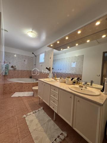 Maison familiale - 115 m² –6 pièces 

Maison familiale de 115 m², idéalement située à la sortie de Frontignan en direction de Montpellier.
Commerces à 300 m, pharmacie/médecin et école à 4 mn, collège et centre ville à 6mn, plages et port à 8 mn.
Dans la maison vous trouverez 1 chambre indépendante avec sa salle de bain, un bureau idéal pour le télétravail, un grand salon/salle à manger et sa cuisine fermée.
Vous aurez directement accès à un grand garage avec tristet offrant un grand rangement ainsi qu'à la buanderie.
A l'étage, 3 chambres et une grande salle de bain.
Le tout sur un terrain de 428 M2 qui permettra aux enfants d'y jouer et s'y baigner, 
aux parents d'en profiter autour de la cuisine d'été, de la terrasse et salon de jardin avec la famille et les amis.

Economique au quotidien grâce à son installation photovoltaïque (revenus 2025/26 1800 €) et son forage avec arrosage automatique.
Chauffage central au gaz ou avec la climatisation réversible.
Une maison chaleureuse où il fait bon vivre, idéale pour accueillir une famille maison, pensée pour la vie de famille.

* 115 m² habitables
* Terrain de 428 m²
* 4 chambres
* 1 bureau pouvant également devenir une 5ᵉ chambre
* Une chambre avec salle d’eau au rez-de-chaussée, idéale pour recevoir ou pour une vie de plain-pied
* Cuisine équipée donnant sur un bel espace de vie lumineux
* Salon / salle à manger convivial
* 2 salles de bains
* 2 WC
* Grande buanderie
* Grand garage
* tristet

Montant dépenses énergie sur l'année 2024/2025 : électricité + gaz 2385.79 € - revenus Panneaux solaires 1704.57 = 681.22 € pour l'année.