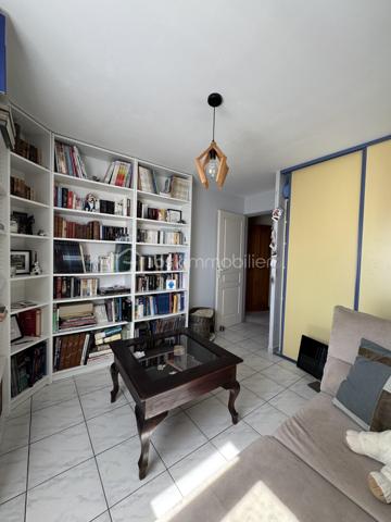 Maison familiale - 115 m² –6 pièces 

Maison familiale de 115 m², idéalement située à la sortie de Frontignan en direction de Montpellier.
Commerces à 300 m, pharmacie/médecin et école à 4 mn, collège et centre ville à 6mn, plages et port à 8 mn.
Dans la maison vous trouverez 1 chambre indépendante avec sa salle de bain, un bureau idéal pour le télétravail, un grand salon/salle à manger et sa cuisine fermée.
Vous aurez directement accès à un grand garage avec tristet offrant un grand rangement ainsi qu'à la buanderie.
A l'étage, 3 chambres et une grande salle de bain.
Le tout sur un terrain de 428 M2 qui permettra aux enfants d'y jouer et s'y baigner, 
aux parents d'en profiter autour de la cuisine d'été, de la terrasse et salon de jardin avec la famille et les amis.

Economique au quotidien grâce à son installation photovoltaïque (revenus 2025/26 1800 €) et son forage avec arrosage automatique.
Chauffage central au gaz ou avec la climatisation réversible.
Une maison chaleureuse où il fait bon vivre, idéale pour accueillir une famille maison, pensée pour la vie de famille.

* 115 m² habitables
* Terrain de 428 m²
* 4 chambres
* 1 bureau pouvant également devenir une 5ᵉ chambre
* Une chambre avec salle d’eau au rez-de-chaussée, idéale pour recevoir ou pour une vie de plain-pied
* Cuisine équipée donnant sur un bel espace de vie lumineux
* Salon / salle à manger convivial
* 2 salles de bains
* 2 WC
* Grande buanderie
* Grand garage
* tristet

Montant dépenses énergie sur l'année 2024/2025 : électricité + gaz 2385.79 € - revenus Panneaux solaires 1704.57 = 681.22 € pour l'année.