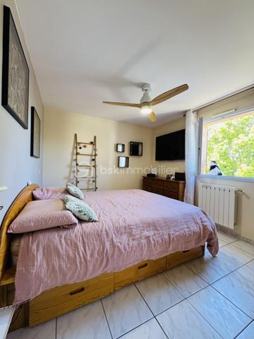 Maison familiale - 115 m² –6 pièces 

Maison familiale de 115 m², idéalement située à la sortie de Frontignan en direction de Montpellier.
Commerces à 300 m, pharmacie/médecin et école à 4 mn, collège et centre ville à 6mn, plages et port à 8 mn.
Dans la maison vous trouverez 1 chambre indépendante avec sa salle de bain, un bureau idéal pour le télétravail, un grand salon/salle à manger et sa cuisine fermée.
Vous aurez directement accès à un grand garage avec tristet offrant un grand rangement ainsi qu'à la buanderie.
A l'étage, 3 chambres et une grande salle de bain.
Le tout sur un terrain de 428 M2 qui permettra aux enfants d'y jouer et s'y baigner, 
aux parents d'en profiter autour de la cuisine d'été, de la terrasse et salon de jardin avec la famille et les amis.

Economique au quotidien grâce à son installation photovoltaïque (revenus 2025/26 1800 €) et son forage avec arrosage automatique.
Chauffage central au gaz ou avec la climatisation réversible.
Une maison chaleureuse où il fait bon vivre, idéale pour accueillir une famille maison, pensée pour la vie de famille.

* 115 m² habitables
* Terrain de 428 m²
* 4 chambres
* 1 bureau pouvant également devenir une 5ᵉ chambre
* Une chambre avec salle d’eau au rez-de-chaussée, idéale pour recevoir ou pour une vie de plain-pied
* Cuisine équipée donnant sur un bel espace de vie lumineux
* Salon / salle à manger convivial
* 2 salles de bains
* 2 WC
* Grande buanderie
* Grand garage
* tristet

Montant dépenses énergie sur l'année 2024/2025 : électricité + gaz 2385.79 € - revenus Panneaux solaires 1704.57 = 681.22 € pour l'année.