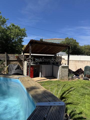 Maison familiale - 115 m² –6 pièces 

Maison familiale de 115 m², idéalement située à la sortie de Frontignan en direction de Montpellier.
Commerces à 300 m, pharmacie/médecin et école à 4 mn, collège et centre ville à 6mn, plages et port à 8 mn.
Dans la maison vous trouverez 1 chambre indépendante avec sa salle de bain, un bureau idéal pour le télétravail, un grand salon/salle à manger et sa cuisine fermée.
Vous aurez directement accès à un grand garage avec tristet offrant un grand rangement ainsi qu'à la buanderie.
A l'étage, 3 chambres et une grande salle de bain.
Le tout sur un terrain de 428 M2 qui permettra aux enfants d'y jouer et s'y baigner, 
aux parents d'en profiter autour de la cuisine d'été, de la terrasse et salon de jardin avec la famille et les amis.

Economique au quotidien grâce à son installation photovoltaïque (revenus 2025/26 1800 €) et son forage avec arrosage automatique.
Chauffage central au gaz ou avec la climatisation réversible.
Une maison chaleureuse où il fait bon vivre, idéale pour accueillir une famille maison, pensée pour la vie de famille.

* 115 m² habitables
* Terrain de 428 m²
* 4 chambres
* 1 bureau pouvant également devenir une 5ᵉ chambre
* Une chambre avec salle d’eau au rez-de-chaussée, idéale pour recevoir ou pour une vie de plain-pied
* Cuisine équipée donnant sur un bel espace de vie lumineux
* Salon / salle à manger convivial
* 2 salles de bains
* 2 WC
* Grande buanderie
* Grand garage
* tristet

Montant dépenses énergie sur l'année 2024/2025 : électricité + gaz 2385.79 € - revenus Panneaux solaires 1704.57 = 681.22 € pour l'année.