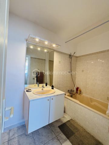 Maison familiale - 115 m² –6 pièces 

Maison familiale de 115 m², idéalement située à la sortie de Frontignan en direction de Montpellier.
Commerces à 300 m, pharmacie/médecin et école à 4 mn, collège et centre ville à 6mn, plages et port à 8 mn.
Dans la maison vous trouverez 1 chambre indépendante avec sa salle de bain, un bureau idéal pour le télétravail, un grand salon/salle à manger et sa cuisine fermée.
Vous aurez directement accès à un grand garage avec tristet offrant un grand rangement ainsi qu'à la buanderie.
A l'étage, 3 chambres et une grande salle de bain.
Le tout sur un terrain de 428 M2 qui permettra aux enfants d'y jouer et s'y baigner, 
aux parents d'en profiter autour de la cuisine d'été, de la terrasse et salon de jardin avec la famille et les amis.

Economique au quotidien grâce à son installation photovoltaïque (revenus 2025/26 1800 €) et son forage avec arrosage automatique.
Chauffage central au gaz ou avec la climatisation réversible.
Une maison chaleureuse où il fait bon vivre, idéale pour accueillir une famille maison, pensée pour la vie de famille.

* 115 m² habitables
* Terrain de 428 m²
* 4 chambres
* 1 bureau pouvant également devenir une 5ᵉ chambre
* Une chambre avec salle d’eau au rez-de-chaussée, idéale pour recevoir ou pour une vie de plain-pied
* Cuisine équipée donnant sur un bel espace de vie lumineux
* Salon / salle à manger convivial
* 2 salles de bains
* 2 WC
* Grande buanderie
* Grand garage
* tristet

Montant dépenses énergie sur l'année 2024/2025 : électricité + gaz 2385.79 € - revenus Panneaux solaires 1704.57 = 681.22 € pour l'année.