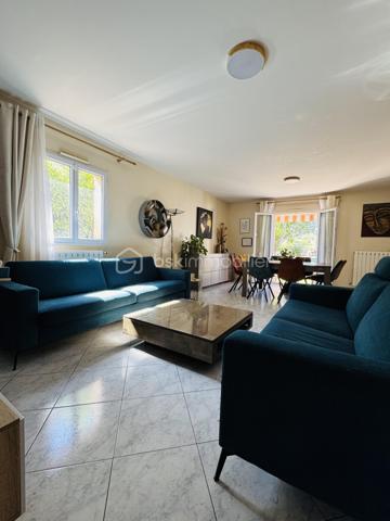 Maison familiale - 115 m² –6 pièces 

Maison familiale de 115 m², idéalement située à la sortie de Frontignan en direction de Montpellier.
Commerces à 300 m, pharmacie/médecin et école à 4 mn, collège et centre ville à 6mn, plages et port à 8 mn.
Dans la maison vous trouverez 1 chambre indépendante avec sa salle de bain, un bureau idéal pour le télétravail, un grand salon/salle à manger et sa cuisine fermée.
Vous aurez directement accès à un grand garage avec tristet offrant un grand rangement ainsi qu'à la buanderie.
A l'étage, 3 chambres et une grande salle de bain.
Le tout sur un terrain de 428 M2 qui permettra aux enfants d'y jouer et s'y baigner, 
aux parents d'en profiter autour de la cuisine d'été, de la terrasse et salon de jardin avec la famille et les amis.

Economique au quotidien grâce à son installation photovoltaïque (revenus 2025/26 1800 €) et son forage avec arrosage automatique.
Chauffage central au gaz ou avec la climatisation réversible.
Une maison chaleureuse où il fait bon vivre, idéale pour accueillir une famille maison, pensée pour la vie de famille.

* 115 m² habitables
* Terrain de 428 m²
* 4 chambres
* 1 bureau pouvant également devenir une 5ᵉ chambre
* Une chambre avec salle d’eau au rez-de-chaussée, idéale pour recevoir ou pour une vie de plain-pied
* Cuisine équipée donnant sur un bel espace de vie lumineux
* Salon / salle à manger convivial
* 2 salles de bains
* 2 WC
* Grande buanderie
* Grand garage
* tristet

Montant dépenses énergie sur l'année 2024/2025 : électricité + gaz 2385.79 € - revenus Panneaux solaires 1704.57 = 681.22 € pour l'année.