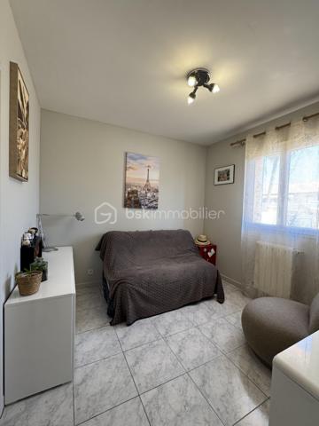Maison familiale - 115 m² –6 pièces 

Maison familiale de 115 m², idéalement située à la sortie de Frontignan en direction de Montpellier.
Commerces à 300 m, pharmacie/médecin et école à 4 mn, collège et centre ville à 6mn, plages et port à 8 mn.
Dans la maison vous trouverez 1 chambre indépendante avec sa salle de bain, un bureau idéal pour le télétravail, un grand salon/salle à manger et sa cuisine fermée.
Vous aurez directement accès à un grand garage avec tristet offrant un grand rangement ainsi qu'à la buanderie.
A l'étage, 3 chambres et une grande salle de bain.
Le tout sur un terrain de 428 M2 qui permettra aux enfants d'y jouer et s'y baigner, 
aux parents d'en profiter autour de la cuisine d'été, de la terrasse et salon de jardin avec la famille et les amis.

Economique au quotidien grâce à son installation photovoltaïque (revenus 2025/26 1800 €) et son forage avec arrosage automatique.
Chauffage central au gaz ou avec la climatisation réversible.
Une maison chaleureuse où il fait bon vivre, idéale pour accueillir une famille maison, pensée pour la vie de famille.

* 115 m² habitables
* Terrain de 428 m²
* 4 chambres
* 1 bureau pouvant également devenir une 5ᵉ chambre
* Une chambre avec salle d’eau au rez-de-chaussée, idéale pour recevoir ou pour une vie de plain-pied
* Cuisine équipée donnant sur un bel espace de vie lumineux
* Salon / salle à manger convivial
* 2 salles de bains
* 2 WC
* Grande buanderie
* Grand garage
* tristet

Montant dépenses énergie sur l'année 2024/2025 : électricité + gaz 2385.79 € - revenus Panneaux solaires 1704.57 = 681.22 € pour l'année.