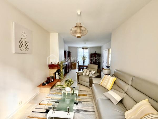Une maison pleine de potentiel à découvrir sans tarder !

📌 Situé dans un secteur calme de Val-de-Reuil, à proximité du Vaudreuil, ce pavillon individuel de plain-pied d’environ 86 m² est implanté sur une belle parcelle plate de 650 m², agrémentée d’arbres fruitiers.
Un emplacement pratique, proche des écoles, collège, lycée, commerces, gare de Val-de-Reuil et des principaux axes routiers.

🏡 La maison se compose d’une entrée avec placard de rangement, d’un séjour lumineux avec lumière traversante et cheminée avec insert, d’une cuisine indépendante avec accès direct à la terrasse, de 3 chambres de 10, 12 et 13 m², d’une salle d’eau avec douche et d’un WC indépendant.

🔨 Un vrai potentiel d’évolution !
Aucun mur porteur à l’intérieur de la maison : l’agencement peut donc être repensé et modulé selon vos envies et vos besoins.
La maison offre également un beau potentiel d’agrandissement, sous réserve des autorisations d’urbanisme.
Un grand garage attenant de 30 m² avec mezzanine, accessible depuis l’extérieur, ainsi qu’une place de stationnement privative devant la maison.


📲 Ne tardez pas !

Alexandra Dondeyne 
BSK Immobilier
06 75 12 64 53
