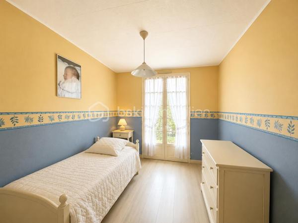 Une maison pleine de potentiel à découvrir sans tarder !

📌 Situé dans un secteur calme de Val-de-Reuil, à proximité du Vaudreuil, ce pavillon individuel de plain-pied d’environ 86 m² est implanté sur une belle parcelle plate de 650 m², agrémentée d’arbres fruitiers.
Un emplacement pratique, proche des écoles, collège, lycée, commerces, gare de Val-de-Reuil et des principaux axes routiers.

🏡 La maison se compose d’une entrée avec placard de rangement, d’un séjour lumineux avec lumière traversante et cheminée avec insert, d’une cuisine indépendante avec accès direct à la terrasse, de 3 chambres de 10, 12 et 13 m², d’une salle d’eau avec douche et d’un WC indépendant.

🔨 Un vrai potentiel d’évolution !
Aucun mur porteur à l’intérieur de la maison : l’agencement peut donc être repensé et modulé selon vos envies et vos besoins.
La maison offre également un beau potentiel d’agrandissement, sous réserve des autorisations d’urbanisme.
Un grand garage attenant de 30 m² avec mezzanine, accessible depuis l’extérieur, ainsi qu’une place de stationnement privative devant la maison.


📲 Ne tardez pas !

Alexandra Dondeyne 
BSK Immobilier
06 75 12 64 53