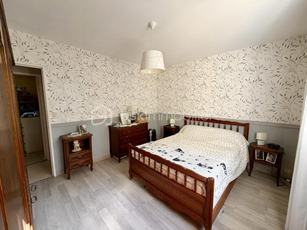 Une maison pleine de potentiel à découvrir sans tarder !

📌 Situé dans un secteur calme de Val-de-Reuil, à proximité du Vaudreuil, ce pavillon individuel de plain-pied d’environ 86 m² est implanté sur une belle parcelle plate de 650 m², agrémentée d’arbres fruitiers.
Un emplacement pratique, proche des écoles, collège, lycée, commerces, gare de Val-de-Reuil et des principaux axes routiers.

🏡 La maison se compose d’une entrée avec placard de rangement, d’un séjour lumineux avec lumière traversante et cheminée avec insert, d’une cuisine indépendante avec accès direct à la terrasse, de 3 chambres de 10, 12 et 13 m², d’une salle d’eau avec douche et d’un WC indépendant.

🔨 Un vrai potentiel d’évolution !
Aucun mur porteur à l’intérieur de la maison : l’agencement peut donc être repensé et modulé selon vos envies et vos besoins.
La maison offre également un beau potentiel d’agrandissement, sous réserve des autorisations d’urbanisme.
Un grand garage attenant de 30 m² avec mezzanine, accessible depuis l’extérieur, ainsi qu’une place de stationnement privative devant la maison.


📲 Ne tardez pas !

Alexandra Dondeyne 
BSK Immobilier
06 75 12 64 53