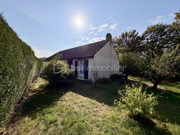 Une maison pleine de potentiel à découvrir sans tarder !

📌 Situé dans un secteur calme de Val-de-Reuil, à proximité du Vaudreuil, ce pavillon individuel de plain-pied d’environ 86 m² est implanté sur une belle parcelle plate de 650 m², agrémentée d’arbres fruitiers.
Un emplacement pratique, proche des écoles, collège, lycée, commerces, gare de Val-de-Reuil et des principaux axes routiers.

🏡 La maison se compose d’une entrée avec placard de rangement, d’un séjour lumineux avec lumière traversante et cheminée avec insert, d’une cuisine indépendante avec accès direct à la terrasse, de 3 chambres de 10, 12 et 13 m², d’une salle d’eau avec douche et d’un WC indépendant.

🔨 Un vrai potentiel d’évolution !
Aucun mur porteur à l’intérieur de la maison : l’agencement peut donc être repensé et modulé selon vos envies et vos besoins.
La maison offre également un beau potentiel d’agrandissement, sous réserve des autorisations d’urbanisme.
Un grand garage attenant de 30 m² avec mezzanine, accessible depuis l’extérieur, ainsi qu’une place de stationnement privative devant la maison.


📲 Ne tardez pas !

Alexandra Dondeyne 
BSK Immobilier
06 75 12 64 53