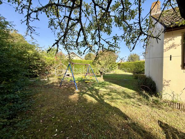Une maison pleine de potentiel à découvrir sans tarder !

📌 Situé dans un secteur calme de Val-de-Reuil, à proximité du Vaudreuil, ce pavillon individuel de plain-pied d’environ 86 m² est implanté sur une belle parcelle plate de 650 m², agrémentée d’arbres fruitiers.
Un emplacement pratique, proche des écoles, collège, lycée, commerces, gare de Val-de-Reuil et des principaux axes routiers.

🏡 La maison se compose d’une entrée avec placard de rangement, d’un séjour lumineux avec lumière traversante et cheminée avec insert, d’une cuisine indépendante avec accès direct à la terrasse, de 3 chambres de 10, 12 et 13 m², d’une salle d’eau avec douche et d’un WC indépendant.

🔨 Un vrai potentiel d’évolution !
Aucun mur porteur à l’intérieur de la maison : l’agencement peut donc être repensé et modulé selon vos envies et vos besoins.
La maison offre également un beau potentiel d’agrandissement, sous réserve des autorisations d’urbanisme.
Un grand garage attenant de 30 m² avec mezzanine, accessible depuis l’extérieur, ainsi qu’une place de stationnement privative devant la maison.


📲 Ne tardez pas !

Alexandra Dondeyne 
BSK Immobilier
06 75 12 64 53