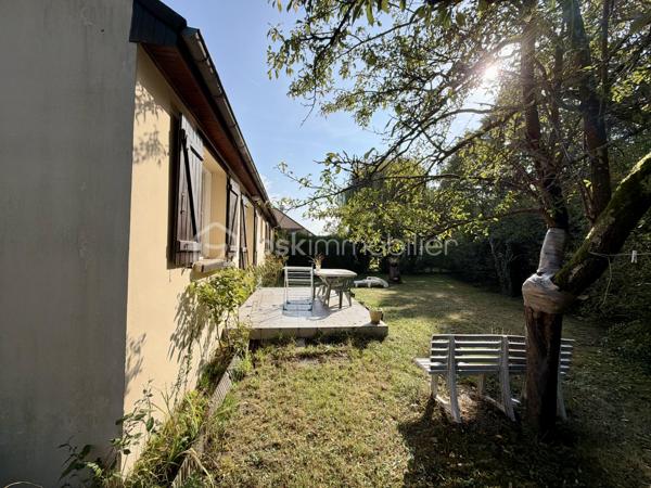 Une maison pleine de potentiel à découvrir sans tarder !

📌 Situé dans un secteur calme de Val-de-Reuil, à proximité du Vaudreuil, ce pavillon individuel de plain-pied d’environ 86 m² est implanté sur une belle parcelle plate de 650 m², agrémentée d’arbres fruitiers.
Un emplacement pratique, proche des écoles, collège, lycée, commerces, gare de Val-de-Reuil et des principaux axes routiers.

🏡 La maison se compose d’une entrée avec placard de rangement, d’un séjour lumineux avec lumière traversante et cheminée avec insert, d’une cuisine indépendante avec accès direct à la terrasse, de 3 chambres de 10, 12 et 13 m², d’une salle d’eau avec douche et d’un WC indépendant.

🔨 Un vrai potentiel d’évolution !
Aucun mur porteur à l’intérieur de la maison : l’agencement peut donc être repensé et modulé selon vos envies et vos besoins.
La maison offre également un beau potentiel d’agrandissement, sous réserve des autorisations d’urbanisme.
Un grand garage attenant de 30 m² avec mezzanine, accessible depuis l’extérieur, ainsi qu’une place de stationnement privative devant la maison.


📲 Ne tardez pas !

Alexandra Dondeyne 
BSK Immobilier
06 75 12 64 53