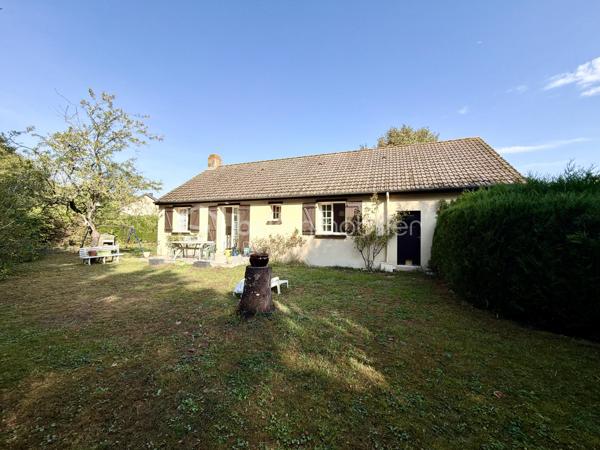 Une maison pleine de potentiel à découvrir sans tarder !

📌 Situé dans un secteur calme de Val-de-Reuil, à proximité du Vaudreuil, ce pavillon individuel de plain-pied d’environ 86 m² est implanté sur une belle parcelle plate de 650 m², agrémentée d’arbres fruitiers.
Un emplacement pratique, proche des écoles, collège, lycée, commerces, gare de Val-de-Reuil et des principaux axes routiers.

🏡 La maison se compose d’une entrée avec placard de rangement, d’un séjour lumineux avec lumière traversante et cheminée avec insert, d’une cuisine indépendante avec accès direct à la terrasse, de 3 chambres de 10, 12 et 13 m², d’une salle d’eau avec douche et d’un WC indépendant.

🔨 Un vrai potentiel d’évolution !
Aucun mur porteur à l’intérieur de la maison : l’agencement peut donc être repensé et modulé selon vos envies et vos besoins.
La maison offre également un beau potentiel d’agrandissement, sous réserve des autorisations d’urbanisme.
Un grand garage attenant de 30 m² avec mezzanine, accessible depuis l’extérieur, ainsi qu’une place de stationnement privative devant la maison.


📲 Ne tardez pas !

Alexandra Dondeyne 
BSK Immobilier
06 75 12 64 53