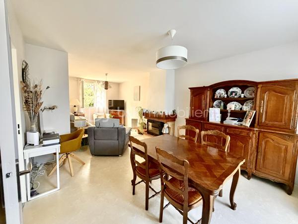 Une maison pleine de potentiel à découvrir sans tarder !

📌 Situé dans un secteur calme de Val-de-Reuil, à proximité du Vaudreuil, ce pavillon individuel de plain-pied d’environ 86 m² est implanté sur une belle parcelle plate de 650 m², agrémentée d’arbres fruitiers.
Un emplacement pratique, proche des écoles, collège, lycée, commerces, gare de Val-de-Reuil et des principaux axes routiers.

🏡 La maison se compose d’une entrée avec placard de rangement, d’un séjour lumineux avec lumière traversante et cheminée avec insert, d’une cuisine indépendante avec accès direct à la terrasse, de 3 chambres de 10, 12 et 13 m², d’une salle d’eau avec douche et d’un WC indépendant.

🔨 Un vrai potentiel d’évolution !
Aucun mur porteur à l’intérieur de la maison : l’agencement peut donc être repensé et modulé selon vos envies et vos besoins.
La maison offre également un beau potentiel d’agrandissement, sous réserve des autorisations d’urbanisme.
Un grand garage attenant de 30 m² avec mezzanine, accessible depuis l’extérieur, ainsi qu’une place de stationnement privative devant la maison.


📲 Ne tardez pas !

Alexandra Dondeyne 
BSK Immobilier
06 75 12 64 53