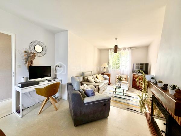 Une maison pleine de potentiel à découvrir sans tarder !

📌 Situé dans un secteur calme de Val-de-Reuil, à proximité du Vaudreuil, ce pavillon individuel de plain-pied d’environ 86 m² est implanté sur une belle parcelle plate de 650 m², agrémentée d’arbres fruitiers.
Un emplacement pratique, proche des écoles, collège, lycée, commerces, gare de Val-de-Reuil et des principaux axes routiers.

🏡 La maison se compose d’une entrée avec placard de rangement, d’un séjour lumineux avec lumière traversante et cheminée avec insert, d’une cuisine indépendante avec accès direct à la terrasse, de 3 chambres de 10, 12 et 13 m², d’une salle d’eau avec douche et d’un WC indépendant.

🔨 Un vrai potentiel d’évolution !
Aucun mur porteur à l’intérieur de la maison : l’agencement peut donc être repensé et modulé selon vos envies et vos besoins.
La maison offre également un beau potentiel d’agrandissement, sous réserve des autorisations d’urbanisme.
Un grand garage attenant de 30 m² avec mezzanine, accessible depuis l’extérieur, ainsi qu’une place de stationnement privative devant la maison.


📲 Ne tardez pas !

Alexandra Dondeyne 
BSK Immobilier
06 75 12 64 53
