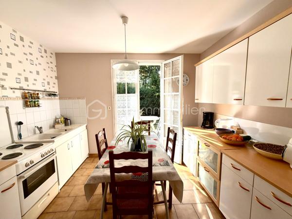 Une maison pleine de potentiel à découvrir sans tarder !

📌 Situé dans un secteur calme de Val-de-Reuil, à proximité du Vaudreuil, ce pavillon individuel de plain-pied d’environ 86 m² est implanté sur une belle parcelle plate de 650 m², agrémentée d’arbres fruitiers.
Un emplacement pratique, proche des écoles, collège, lycée, commerces, gare de Val-de-Reuil et des principaux axes routiers.

🏡 La maison se compose d’une entrée avec placard de rangement, d’un séjour lumineux avec lumière traversante et cheminée avec insert, d’une cuisine indépendante avec accès direct à la terrasse, de 3 chambres de 10, 12 et 13 m², d’une salle d’eau avec douche et d’un WC indépendant.

🔨 Un vrai potentiel d’évolution !
Aucun mur porteur à l’intérieur de la maison : l’agencement peut donc être repensé et modulé selon vos envies et vos besoins.
La maison offre également un beau potentiel d’agrandissement, sous réserve des autorisations d’urbanisme.
Un grand garage attenant de 30 m² avec mezzanine, accessible depuis l’extérieur, ainsi qu’une place de stationnement privative devant la maison.


📲 Ne tardez pas !

Alexandra Dondeyne 
BSK Immobilier
06 75 12 64 53