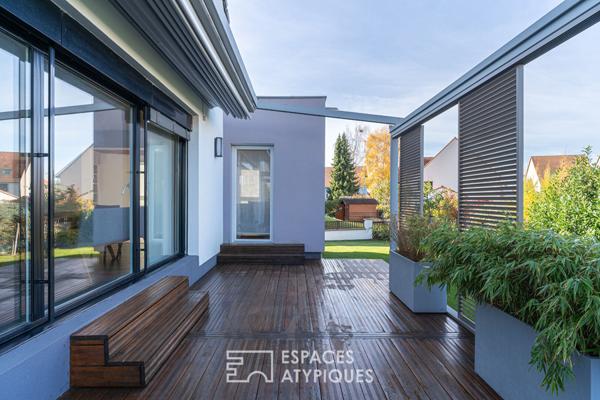 Chaleureuse contemporaine avec terrasse et jardin