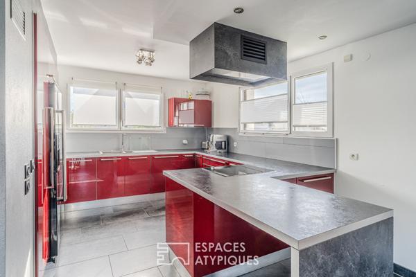 Chaleureuse contemporaine avec terrasse et jardin