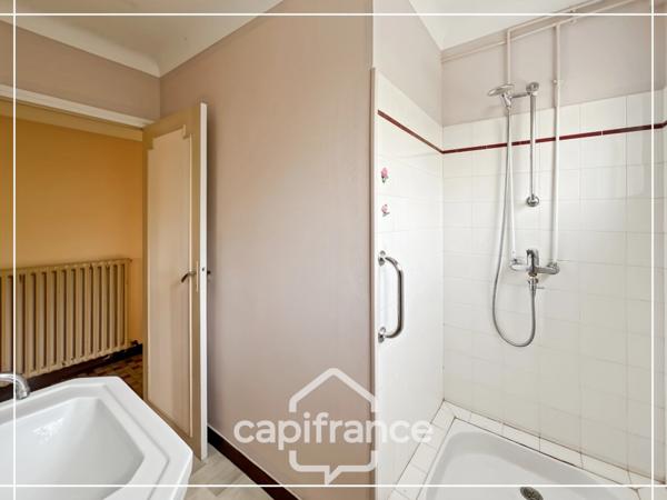 Maison à rénover, 5 chambres, jardin, tout à l'égoût, proche des commodités