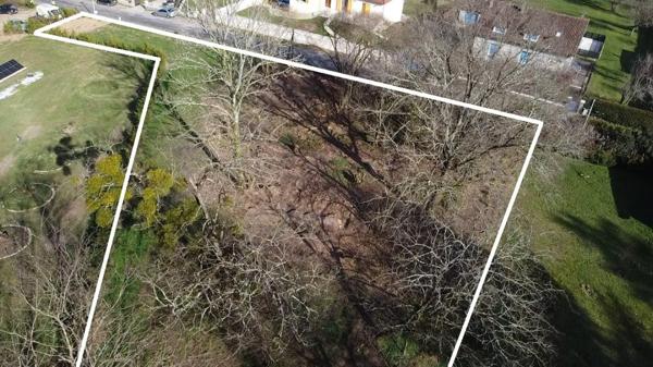 Terrain à bâtir proche du marché de Piégut-Pluviers