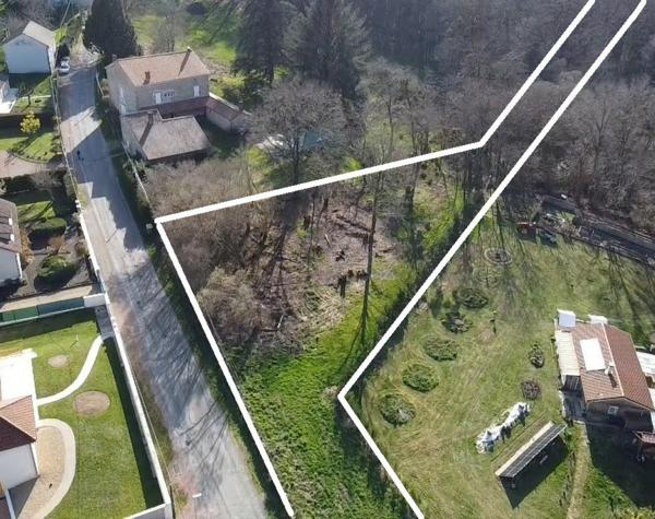 Terrain à bâtir proche du marché de Piégut-Pluviers